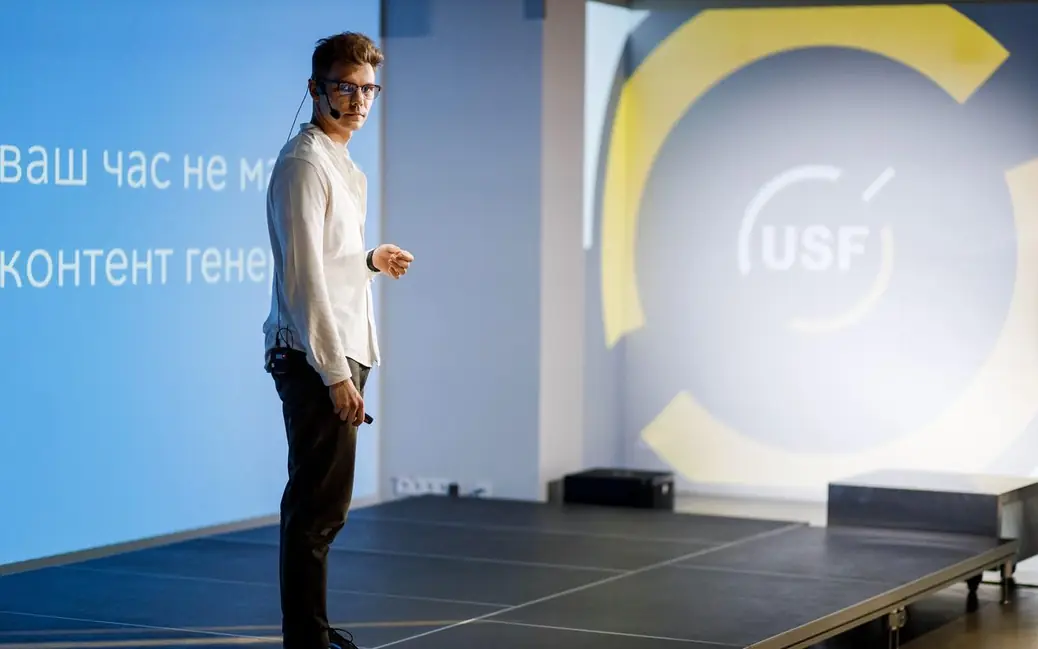 Sasha Voloshyn speaking on stage at a Ukrainian Startup Fund event